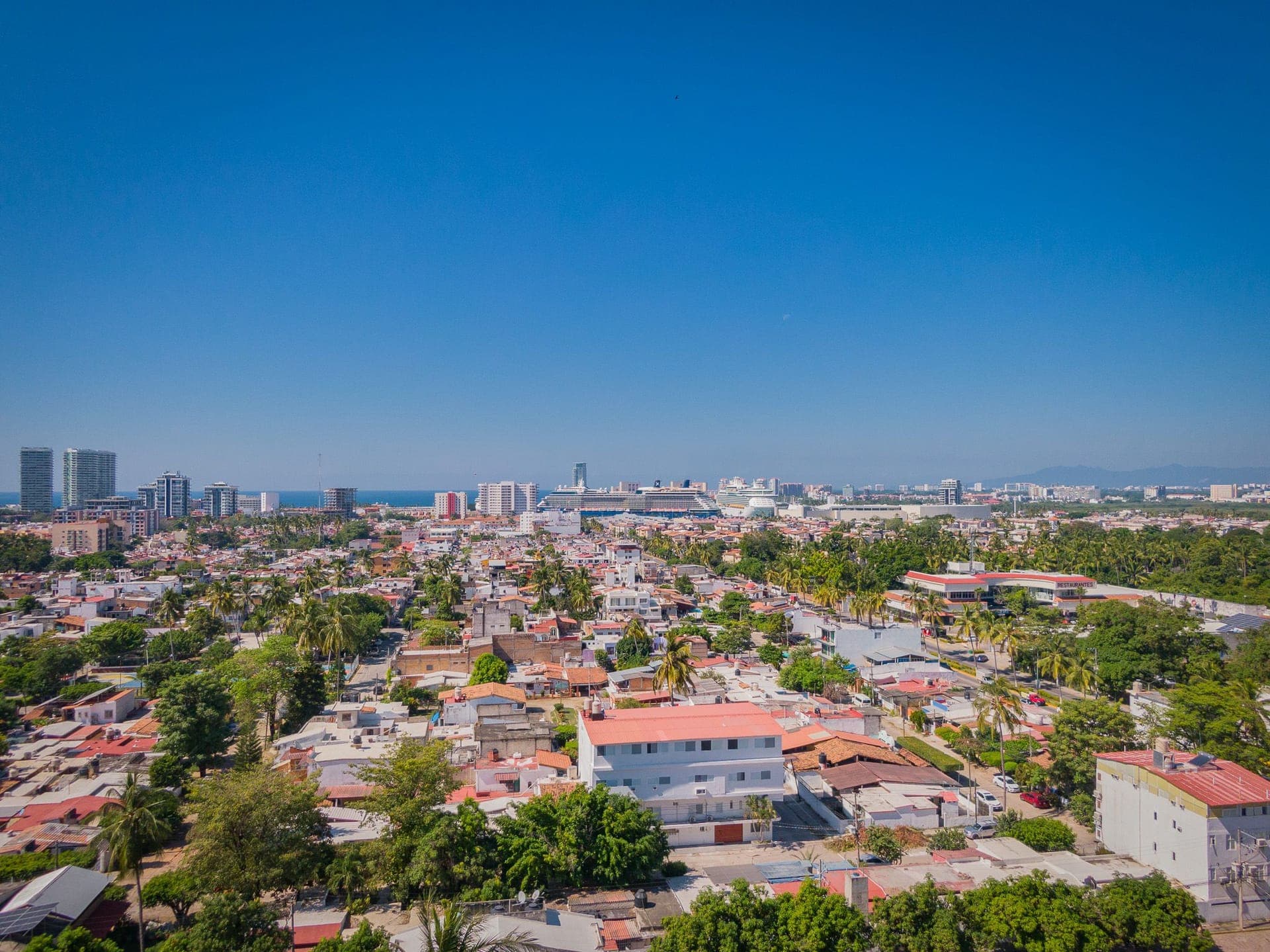 La bahía y la marina vistas desde el décimo nivel de D'Avenue
